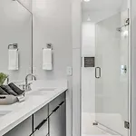 Cowgirl's Hideaway-rooftop Patio- 2 Mi To Broadway Holiday home *