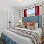 Upscale Townhome 3 Miles To Downtown With 2 Car Garage