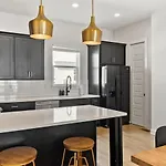 Upscale Townhome 3 Miles To Downtown With 2 Car Garage