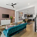 Holiday home Upscale Townhome 3 Miles To Downtown With 2 Car Garage