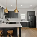 Upscale Townhome 3 Miles To Downtown With 2 Car Garage Holiday home *