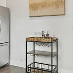 Luxe With Gated Parking Private Balcony And 4 Miles To Downtown Holiday home