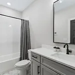 Luxe With Gated Parking Private Balcony And 4 Miles To Downtown Holiday home *