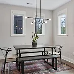 Luxe With Gated Parking Private Balcony And 4 Miles To Downtown *