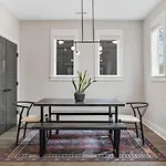 Holiday home Luxe With Gated Parking Private Balcony And 4 Miles To Downtown
