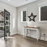 Luxe With Gated Parking Private Balcony And 4 Miles To Downtown *