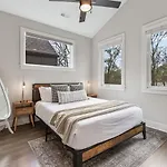 Luxe With Gated Parking Private Balcony And 4 Miles To Downtown