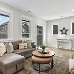 Luxe With Gated Parking Private Balcony And 4 Miles To Downtown Holiday home