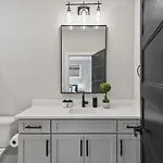 Holiday home Luxe With Gated Parking Private Balcony And 4 Miles To Downtown *
