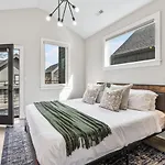 Luxe With Gated Parking Private Balcony And 4 Miles To Downtown Holiday home *