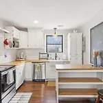 Holiday home East Family Abode 30 Or Days By Skyrun *