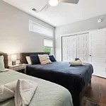 Spacious 3-story Townhome W Rooftop & Views Holiday home
