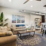 Spacious 3-story Townhome W Rooftop & Views Holiday home
