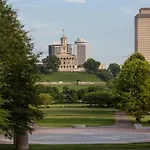 Luxury And Spacious Home With Private Garage And Fire Pit