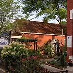 Luxury And Spacious Home With Private Garage And Fire Pit