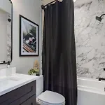 Downtown Views Glam Stations Close To Broadway Holiday home