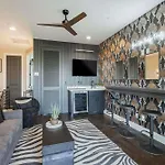 Holiday home Downtown Views Glam Stations Close To Broadway