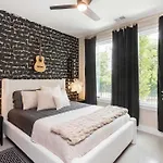 Downtown Views Glam Stations Close To Broadway