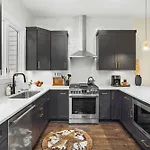 Downtown Views Glam Stations Close To Broadway Holiday home Nashville