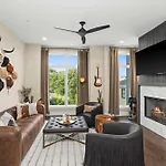 Downtown Views Glam Stations Close To Broadway Holiday home Nashville