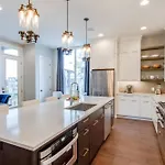 The Augustine! | Views, Gym, Walk To Gulch Holiday home