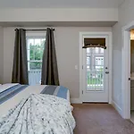 Cumberland Emerald - Walk To Dining Holiday home *