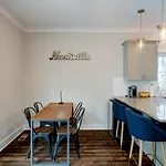 Cumberland Emerald - Walk To Dining Holiday home *