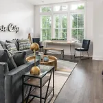 3 Story Townhome In East Holiday home