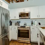 Stellar Sleeps 4 10 Mins From Broadway Holiday home