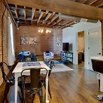 Stellar Sleeps 4 10 Mins From Broadway Holiday home *