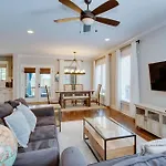 Private Backyard - Near Bicentennial Park *