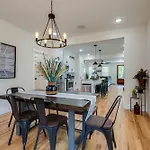 Holiday home Sleek & Convenient East Nashville