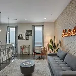 Modern Loft Near West End Holiday home