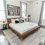 Modern Loft Near West End Holiday home