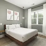 Cozy Modern Condo 4 Beds, 2 Bedrooms With Free Parking