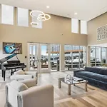 Skyline Views & Poolmins To Vanderbilt