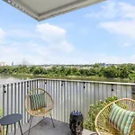 Luxury Riverview Walk To Broadway With Garage And Patio Holiday home