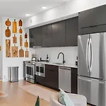 Luxury Riverview Walk To Broadway With Garage And Patio Holiday home *