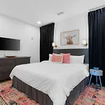 Holiday home Luxury Riverview Walk To Broadway With Garage And Patio *