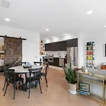 Luxury Riverview Walk To Broadway With Garage And Patio