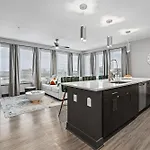 Skyline Views & Poolmins To Vanderbilt