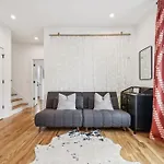 Townhouse With Rooftop & Modern Comfort Holiday home