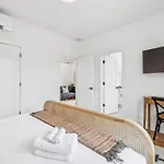 Holiday home Townhouse With Rooftop & Modern Comfort