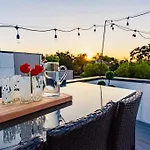 Rooftop Vibes Close To Broadway Holiday home *