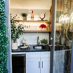 Rooftop Vibes Close To Broadway Holiday home