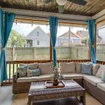 Private Backyard - Near Bicentennial Park Holiday home *