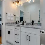 Holiday home Sleek & Convenient East *