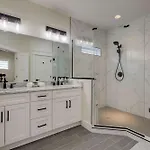 Holiday home Sleek & Convenient East