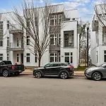 Trendy 3 Bdr For 8 Heart Of Nash Near 5 Points