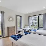 Trendy For 8 In Highly Walkable Neighborhood